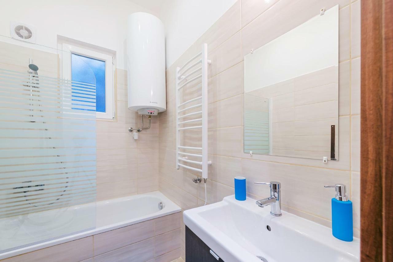 Parking, Ac, 2 Bedroom Design Flat In The Center 부다페스트 외부 사진